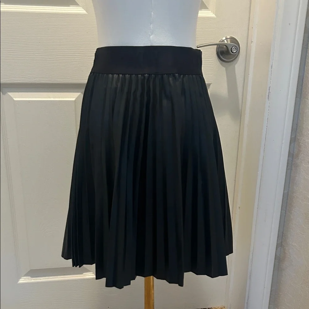 DKNY Black Faux Leather Pleated Skirt in Size Small - Picture 6 of 10